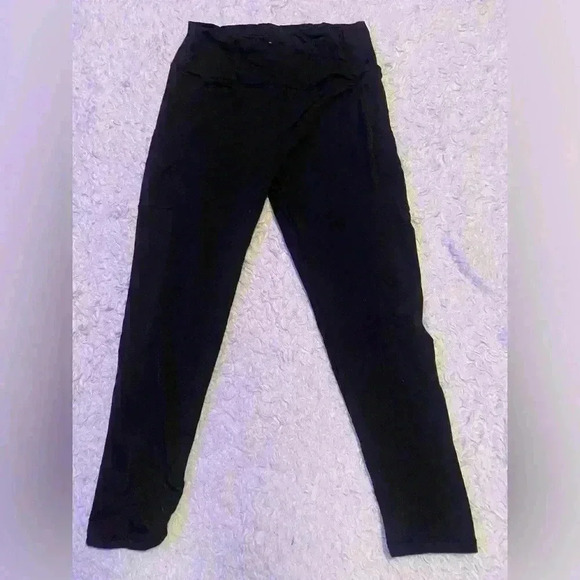 Ladies fitted black leggings/capris  with two side pockets. Size medium - Picture 1 of 4